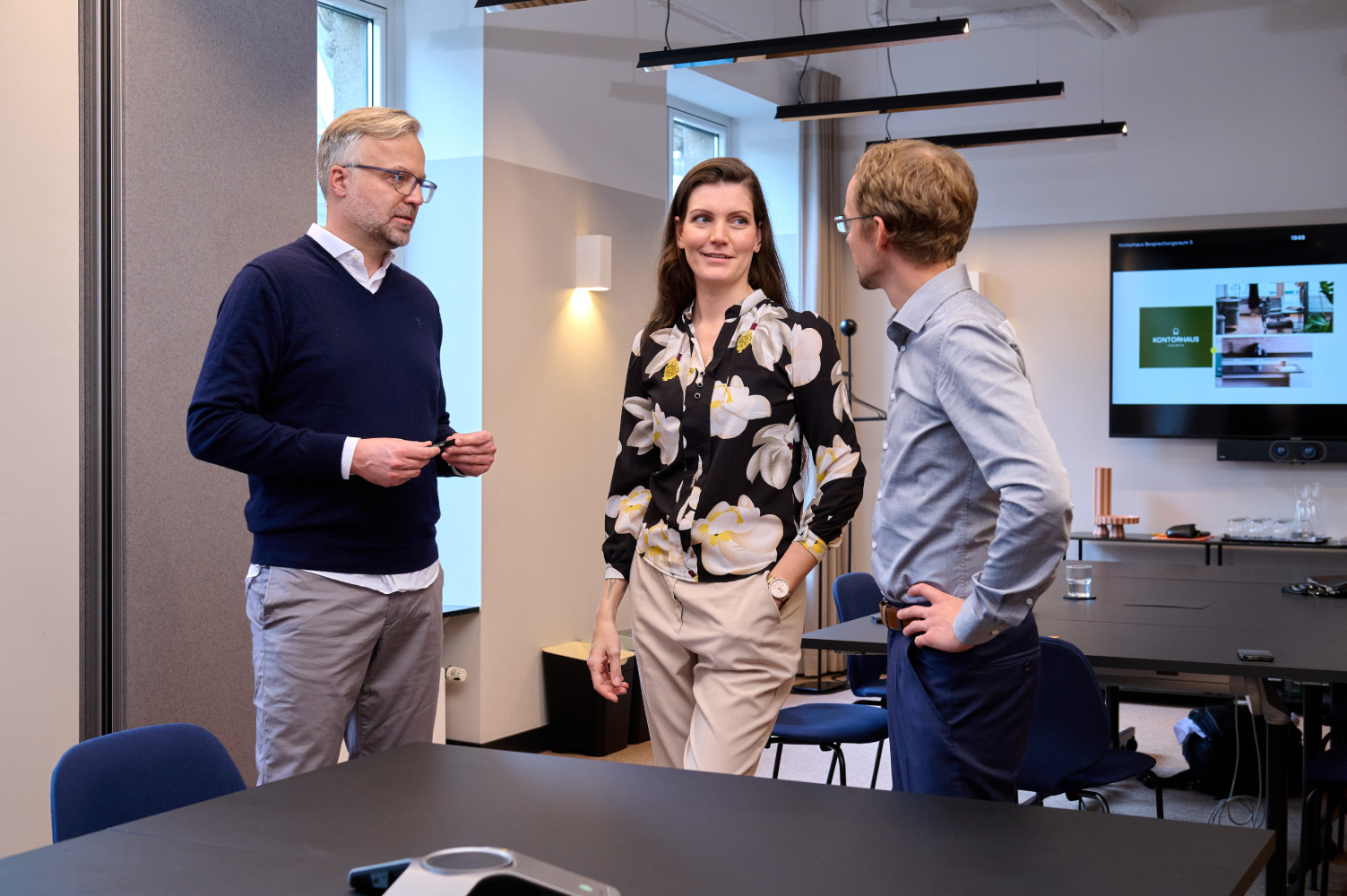 Ein professionelles Reden und Stehen im Büro